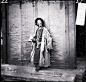 北京的更夫 (1871-1872年，汤姆逊）打更在中国是一门古老的职业。更夫每天夜里敲竹梆子或锣，提醒人们现在是什么时候（时间），也有提醒人们防火、防盗的功能。这位姓王的旗人身穿破羊皮袄，手持竹梆，张大嘴巴估计在喊：关好门窗，小心火烛！他是北京一所法国旅馆的更夫。