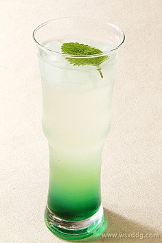 【凤梨霜汁】材料: 薄荷糖浆30ml 凤梨汁45ml 无色汽水8分满 做法: 1