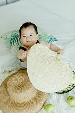 会叫妈妈了

摄影：洪小漩

出镜：菲比

小朋友长长真快。

正在码字，婆婆将好不容易哄睡着的菲比送来。刚刚放到婴儿床上，只听我妈发视频来的叮咚声，孩子瞬间睡意退散，两个眼睛咕噜噜地转。

只得麻烦婆婆先去休息，我让阿科开灯，让菲比和外婆视频起来。

我说，菲比长得好快，这几个月，衣服换了一茬又一茬。

妈妈说，那是自然，孩子都八个月了，不长大那还成。

就在一周多之前，菲比学会了发“mama”的音。感觉前一日还叫得极其费劲，第二日就变得脱口而出，吐字清晰。

捕捉到变化的我，喜不自胜。而阿科则故作幽怨