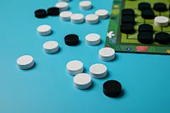 黑白棋儿童棋类益智玩具摄影图