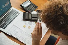 接近白人沮丧和绝望的人做财务和经济报告与收入图表下降期间冠状病毒检疫，问题，空钱包