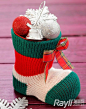 西方人在圣诞节前夕都会在壁炉上挂起圣诞袜，因为传说在平安夜里，圣诞老人会把发给孩子们的糖果和礼物从烟囱放进壁炉上的圣诞袜里。虽然我们早已过了幻想圣诞老人派发礼物的年纪，不过想要在家里布置出圣诞节的气氛，圣诞袜依旧是必不可少的装饰品。快快挂起你的圣诞袜，说不定到了圣诞节的早上，也会有意想不到的惊喜哟！圣诞节过后，还可以用圣诞袜收纳装饰品