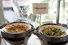 对于那些不吃肉的人，创意派对上的自助餐