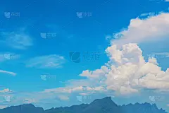 蓝色背景和一些云彩。清爽的一天