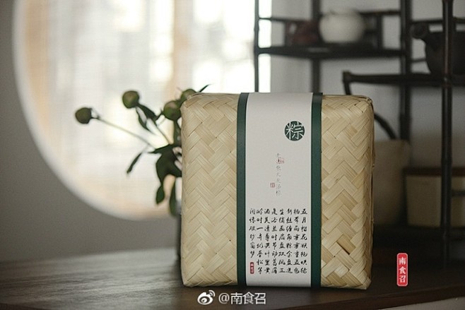 灰汤粽礼盒来了。粽子用传统的草木灰汤煮成...