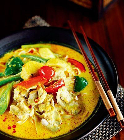 黄咖喱鸡这款泰式咖喱鸡最后收汤时要多留一些汤汁盛入一个较深的容器