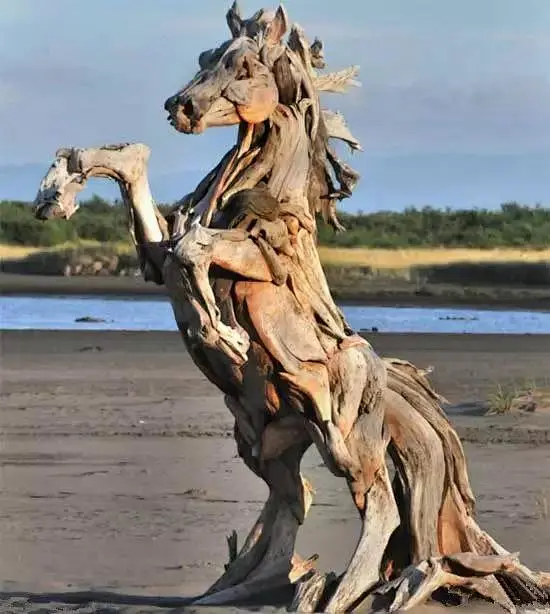 【用漂流木创造出的震撼人心的艺术作品】—— 美国年轻的艺术家Jeffro Uitto 利用在海岸边捡拾的漂流木、树枝和树根打造出一系列震撼人心的木雕艺术作品：将动物的模样以雕塑形式呈现出来。从远处看，这些雕塑和真的动物几乎没有任何区别；走近些看，它们那些用漂流木做成的身躯，形成一种强烈的视觉震撼，那种肌肉的力量感和朽木的沧桑感浑然天成，给人以无限遐思。