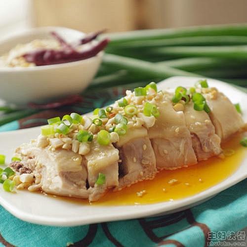 【口水鸡 】
1、 鸡腿用料酒，盐和姜片...