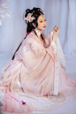 「  朔风吹散三更雪，倩魂犹恋桃花月。 」