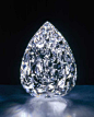 千年星钻石(Millennium Star Diamond)戴比尔斯千年星珠宝藏品(De Beers’Millennium Jewels)的中心于1990年开采于扎伊尔(Zaire)，钻坯形态重777克拉，成为迄今所发现的第六大宝石级钻坯。