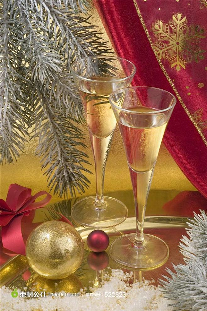 金色高脚玻璃杯圣诞节彩球装饰品高清设计背...