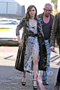 4月18日Lily Collins身穿立体花朵纱裙搭配风衣于伦敦外出。