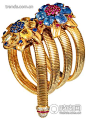 恒久流传极致创新的旷世奇珍 
埃及皇后的百变金绳
 

　　1939年 Van Cleef & Arpels   Passe-partout 手环及项链
　　入选理由：埃及Na z l i 皇后私人珍藏，Passe-partout 这个名字于1938年取得专利。项链的多变性全靠精妙的革新性技术：两枚镶有红宝石和粉红色蓝宝石的 Fleur 胸针内隐藏着机关，使得胸针可通过金属滑轨随意在蜿蜒的蛇形黄金链条上滑动，使其化身为项链、手镯、长项链甚或腰带。

