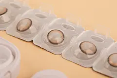 隐形眼镜镜片护眼爱眼日近视眼摄影图