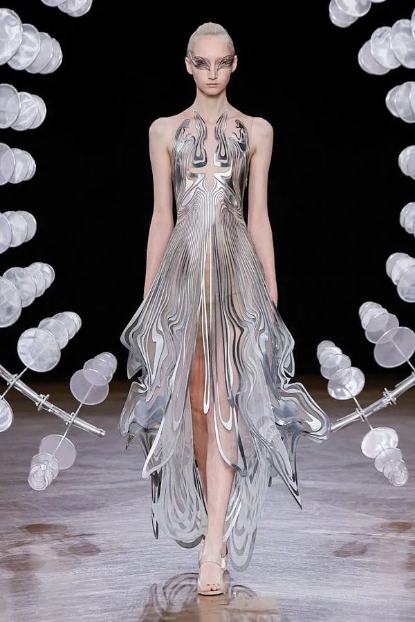 #芭莎带你看时装周##2019秋冬高定时装周#Iris van Herpen 2019年秋冬高级定制系列以其一贯的科技与前卫感受人瞩目。模特身 ...