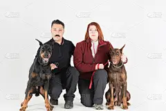 犬舍主人夫妇和狗坐在一起摆姿势