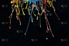 色彩斑斓的彩绘舞动飞溅。