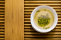 一杯清新的龙井茶放在茶盘上图片下载