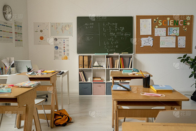 当代学校里没有人的教室内部