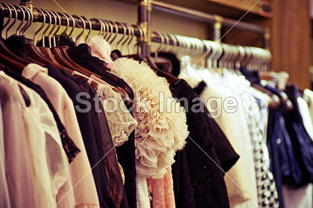 时尚的衣服挂在衣架上#时尚# #时装# ...