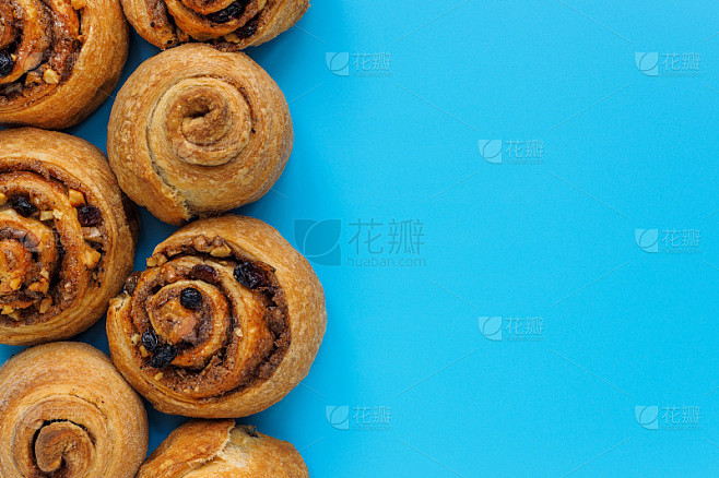 Multiple rolled bun with cinnamon, nuts and raisin
