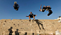 加沙地带，汗尤尼斯。巴勒斯坦的少年们练习跑酷。