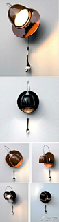设计师Fabien Dumas & Ingo Maurer将水平放置的咖啡杯搬到了墙上，碟子与墙固定，杯子变成灯罩，而勺子则成为了拉线开关，这样一盏别致的咖啡杯壁灯就出来了。
