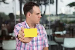 年轻人向照相机展示名片