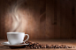 优雅的热咖啡与咖啡豆高清图片