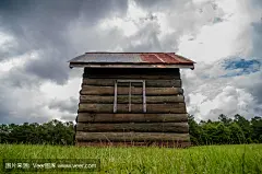 森林里的老木木屋
old wood log cabin in forest