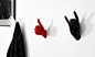 “手势挂钩”是一墙壁挂钩设计，差不多成人的手大小，直接安装在墙壁上，就像从墙壁里长出了一只只的手，有7种手势，如竖大拇指、握手、竖中指、OK等，还有丰富的颜色可以选择。