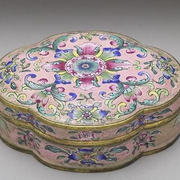 清乾隆年製 黄地粉彩色絵『福寿祥瑞文』鼻煙壷 嗅ぎタバコ 清乾隆粉彩描金《福寿》蕃莲纹葫芦瓶