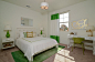 绿色的台灯、窗帘、地毯点缀着卧室，为家居增添了自然清香，享受乡野之趣。