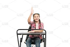 她吸取了教训。可爱的小学生举手坐在课桌旁。小女孩在小学背诵课文。可爱的小女孩正在上课。复习课