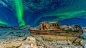 搁浅船只上空的极光，格陵兰岛塔西拉克