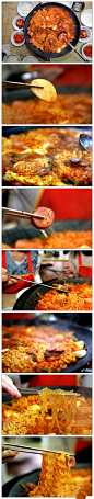 深受韩国人喜爱的“部队锅”源自于军中餐，用大锅煮方便面，配上泡菜，火腿和香肠还有年糕，一起炖煮，看着好像吃啊！