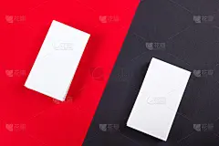 空白名片在红黑纹理的背景。模板ID。前视图。俯视图