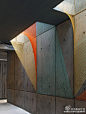 建筑师Inés Esna用各种颜色的绳子创作了一个名为“棱镜（Prism）”的装置艺术作品。作品位于布鲁克林一座住宅的大厅中，五颜六色的绳子与昏暗冰冷的混凝土形成强烈对比，绳子组成的形状随着视线的位置不同而改变。#求是爱设计#