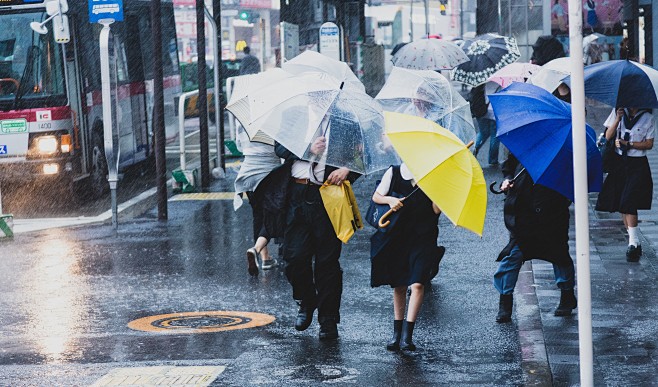 雨天街道打伞的人们图片