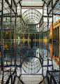 马德里丽池公园水晶宫（Palacio de Cristal）是一座融合了金属与玻璃元素的建筑，由里卡多·委拉斯凯兹·博斯克（Ricardo Velázquez Bosco）于1887年建造，用作当时菲律宾博览会的植物展出。水晶宫高约25米，靠近一个人工湖畔。现在这座透明的宫殿主要用来举办当代艺术展览会。