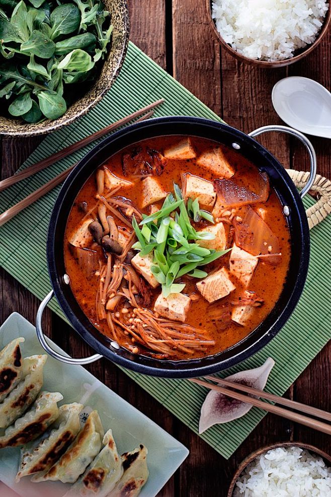 泡菜Jjigae用嫩豆腐，蔬菜饺子，沙拉...