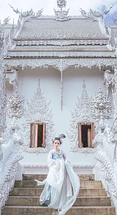 ｛犹似世外雪，桥尽寺方现。龙吟震三途，难觅天上仙。｝拍摄地／Wat Rong Khun 服装／菩提雪传统服饰 出镜／姚璇_西子