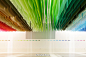 展览｜旅居日本的法国设计师Emmanuelle Moureaux喜欢运用不同载体来玩儿色彩的游戏，这次他在新宿创作者大会（Shinjuku Creators Festa 2013）上展示了最新作品“100 Colors”，100张不同颜色的纸构筑了一个如同彩虹广谱般缤纷的空间。