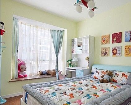  儿童房在色彩和空间搭配上最好以明亮、轻...