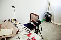 没有粉饰，没有刻意的风格，不考虑什么颜色的地板搭配什么花样的壁纸，不去想什么风格的家具什么品牌的电器，不存在斯堪地纳维亚还是美式田园，古典或者现代，住所其实是你用来包容和迎合自己的空间。不知道这些照片有多大的参考价值，那些裸露的暖气片，一白到底的颜色，朴素到有些简陋的存储方式，和大概只有在旧货市场才能淘到的家具。柏林这座神奇的城市加上艺术家特有的生活态度，这就是建筑师和设计师 Axel van Exel 的阁楼，一个宽敞自由的家。