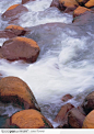 溪水拍打岩石