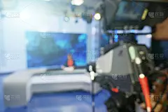 导语阅读提词器上的文字。更蓝。电视演播室里的摄像机。