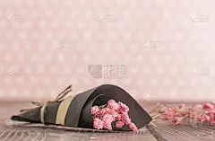 一束粉红色的花