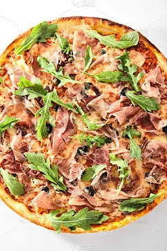 番茄干，刺山柑，意大利熏火腿，芝麻菜和马苏里拉披萨