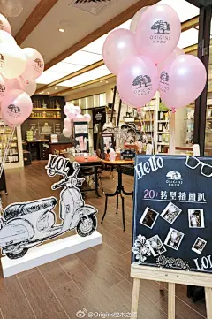 Origins把#转型插画机#搬到现场了！百变sticker搭建玩趣#20+转型插画趴#，各路达人抢先体验，现场“粉·滑·嫩”自拍停不下来！想要体验的悦粉们立刻趁周末前往图中专柜，玩转20+转型趴体！消费满880元，更有插画师为你绘制专属转型插画呦！（具体时间请洽各门店） ​​​​